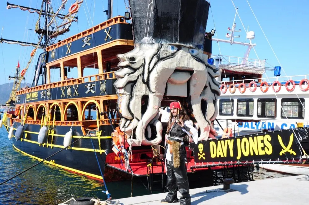Marmaris: Davy Jones Pirate Boat Trip w/Unlimited Drinks 3