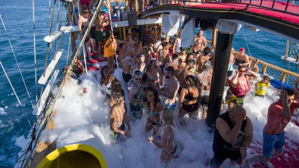 Marmaris: Davy Jones Pirate Boat Trip w/Unlimited Drinks 4